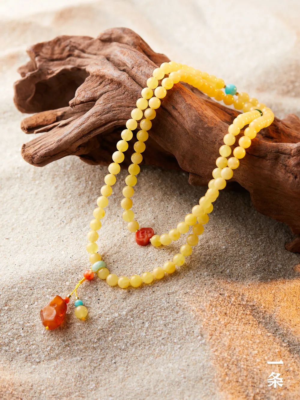 沉寂千万年的琥珀首饰宝光四溢古老迷人贵不可言