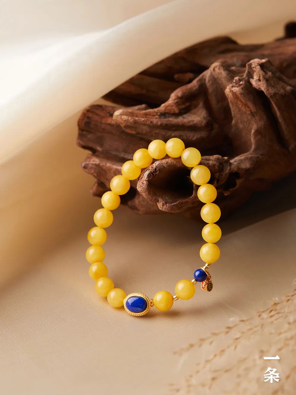 沉寂千万年的琥珀首饰宝光四溢古老迷人贵不可言