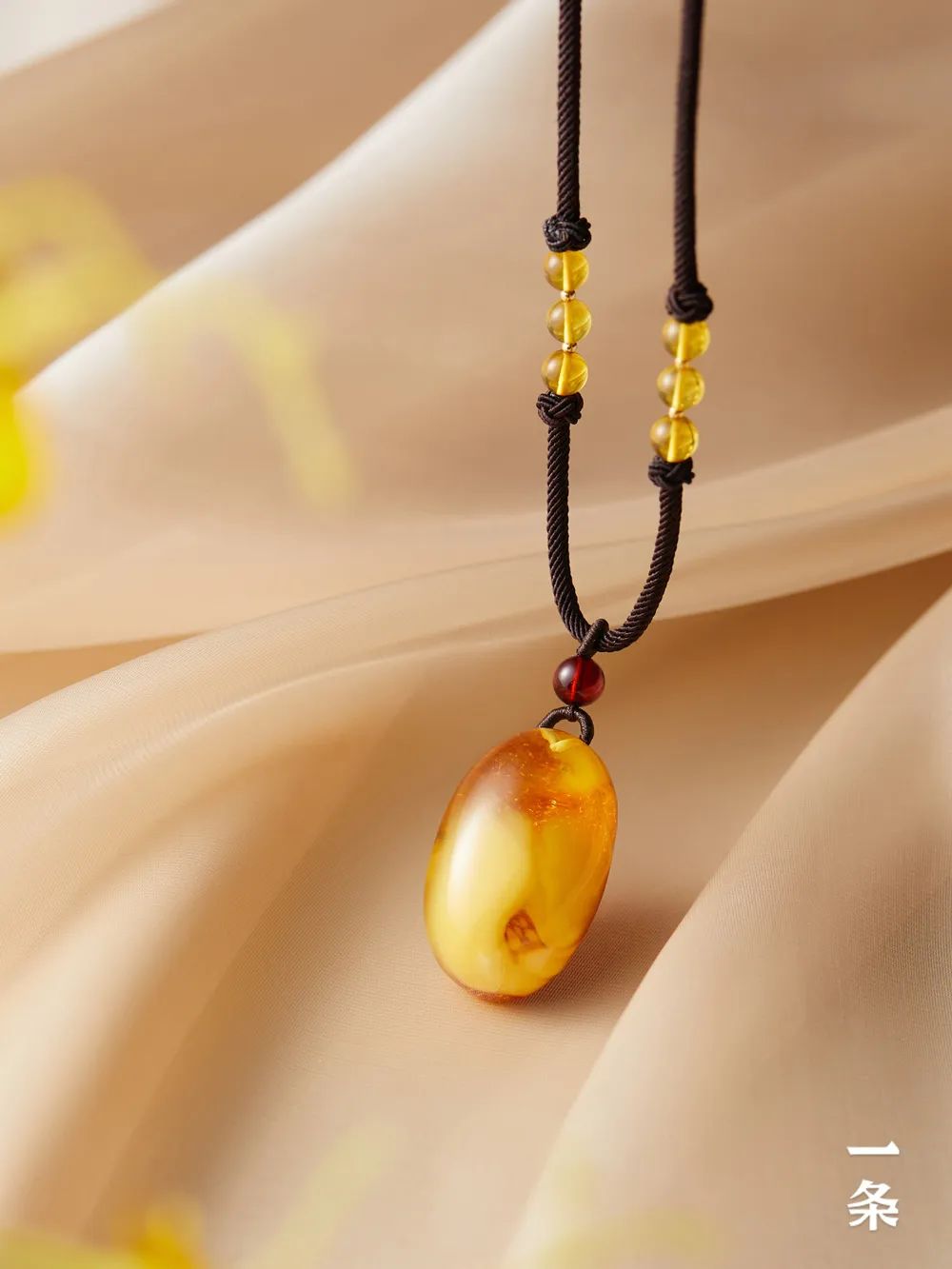 沉寂千万年的琥珀首饰宝光四溢古老迷人贵不可言