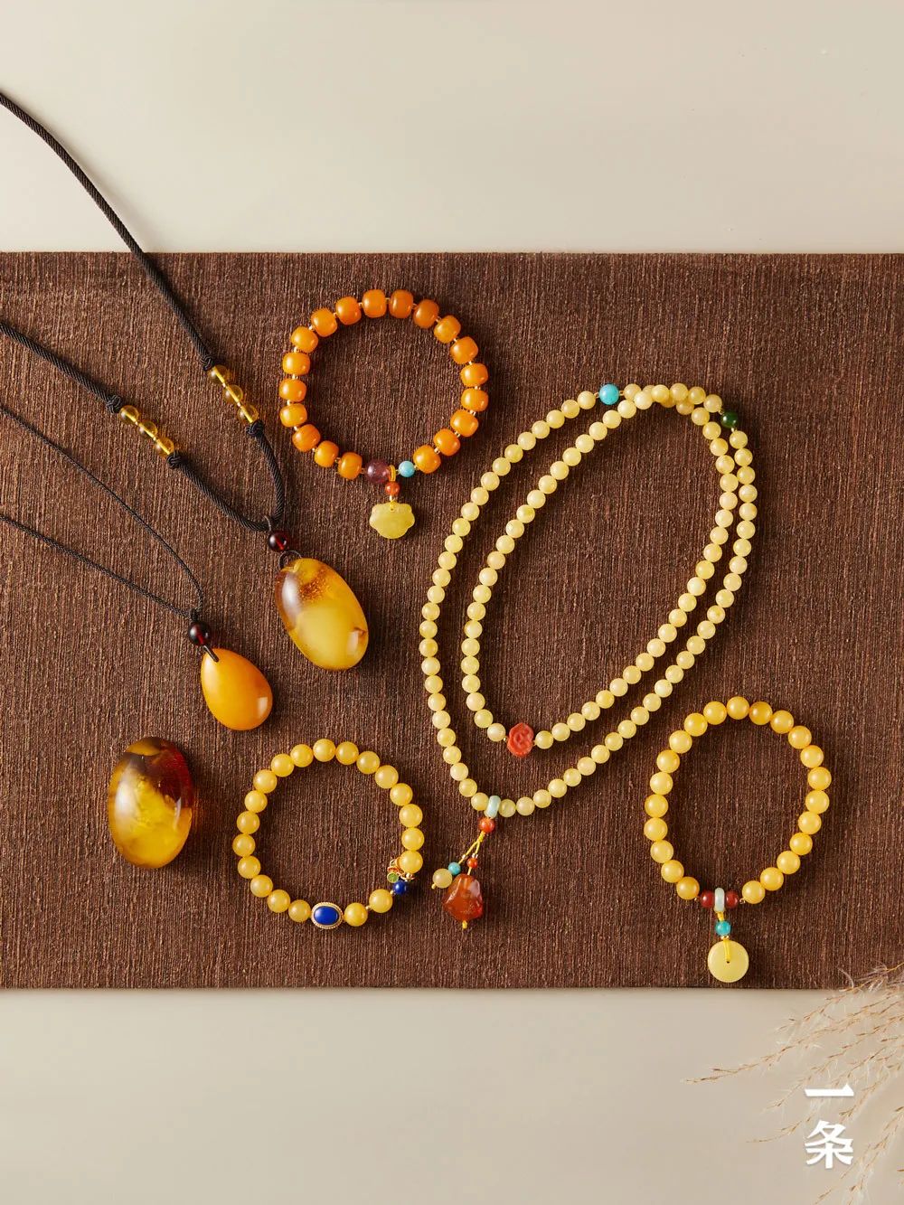 沉寂千万年的琥珀首饰宝光四溢古老迷人贵不可言