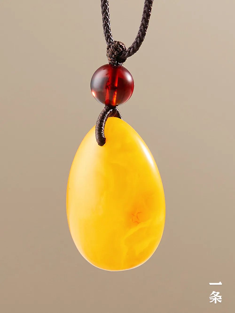 沉寂千万年的琥珀首饰宝光四溢古老迷人贵不可言