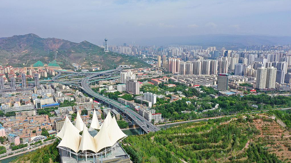 航拍青海省西宁市.马铭言(青海分社)/中新社&nbsp;&nbsp;资料图