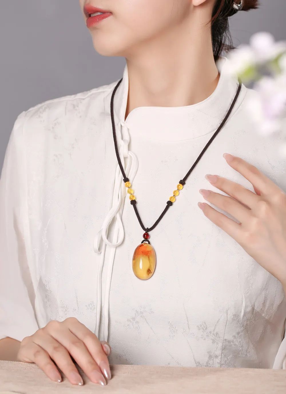 沉寂千万年的琥珀首饰宝光四溢古老迷人贵不可言