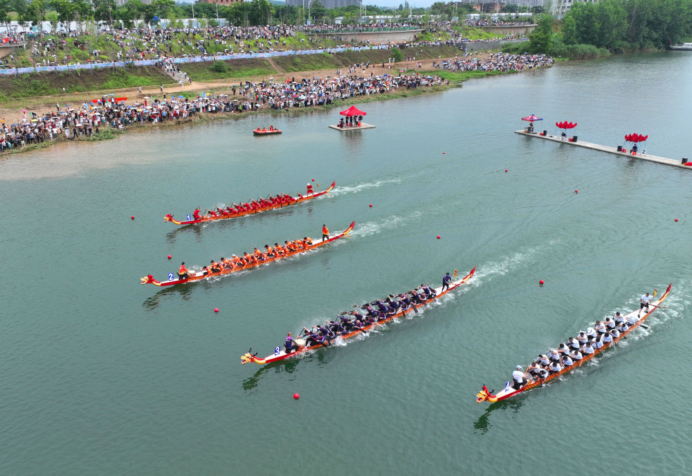6月17日,在湖南省衡阳市湘江合江套段水域,人们在进行划龙舟比赛(无人