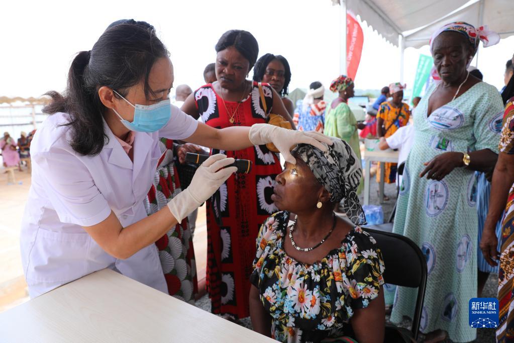 6月17日,在赤道几内亚滨海省科戈市郊区,中国医疗队眼科医生为患者