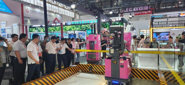 展会上的智能铺砖机器人吸引了不少观众的注意。 新京报记者 行海洋 摄
