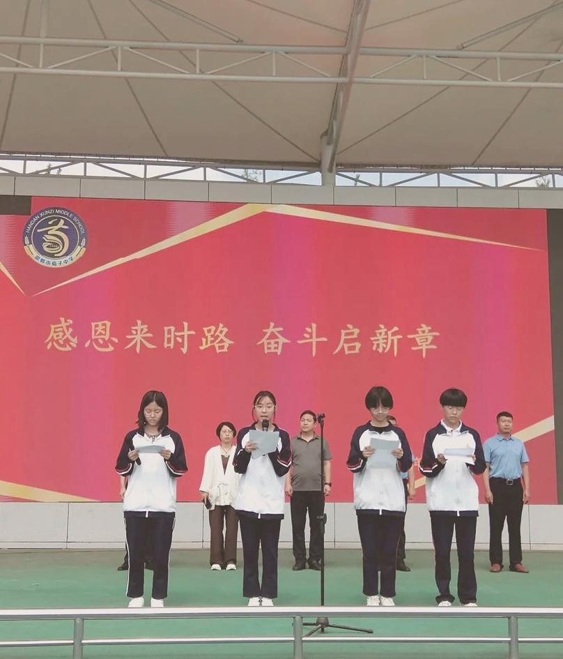 初三学生代表倪裕禅,刘烨,冯瑞阳,张嘉一四位同学作国旗下演讲.