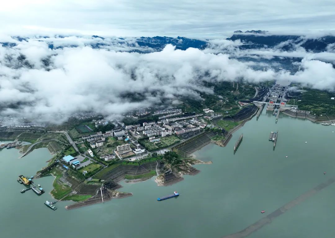 船舶行驶在三峡大坝前的湖北省宜昌市夷陵区太平溪镇水域.
