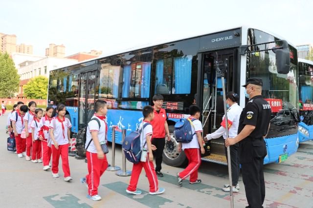 学生乘坐定制公交专线上学放学.商文康 韩菲 摄