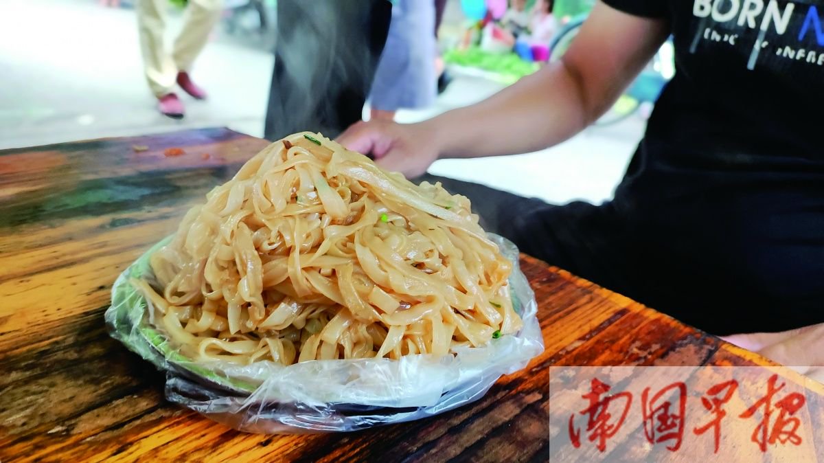 玉林大妈摆摊卖炒粉 两元一份16年不涨价|炒粉_新浪财经_新浪网