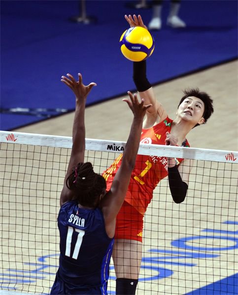 图说:袁心玥在比赛中这是新组建的中国女排今年第一次在国际赛事中