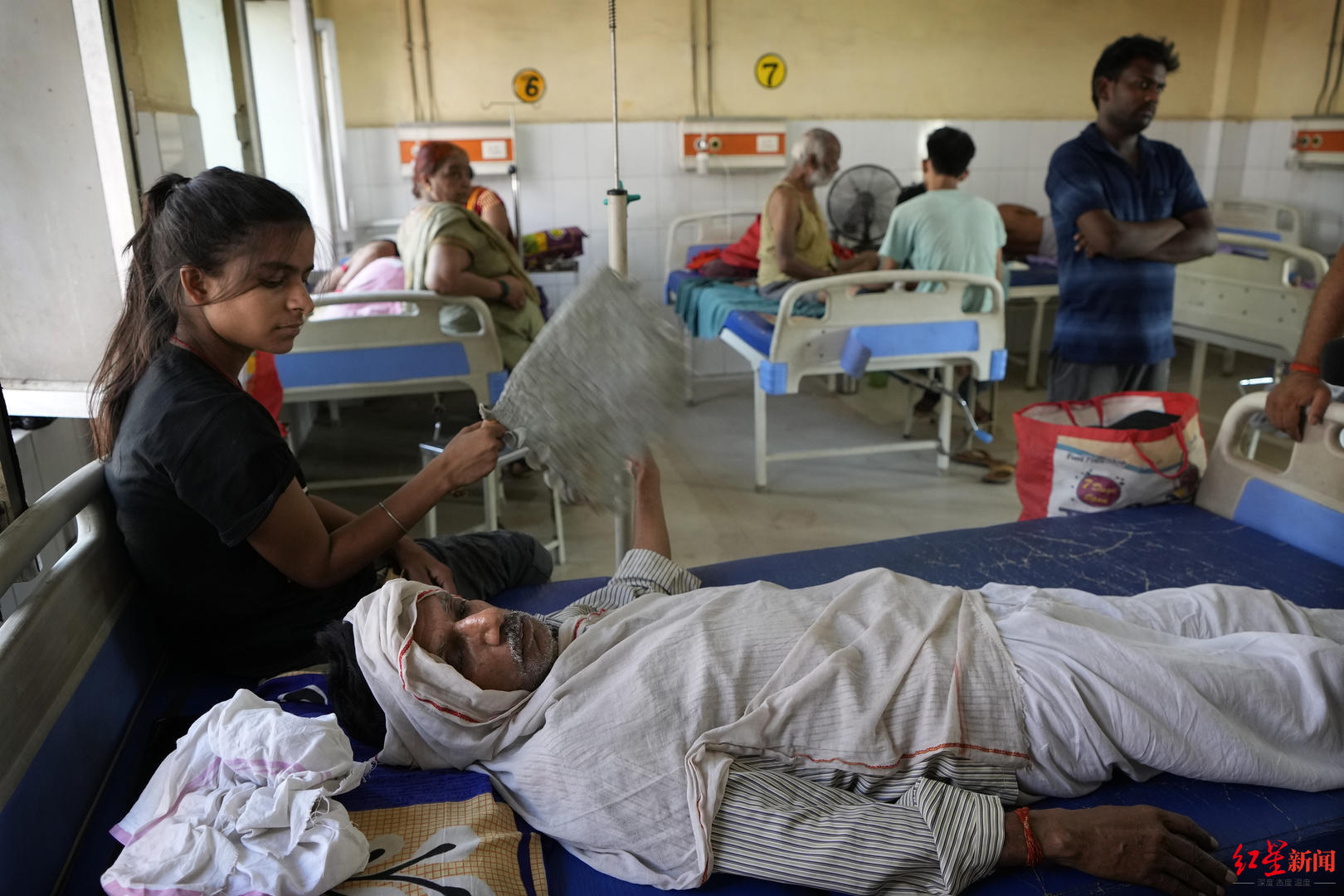 ↑印度北方邦，巴利亚地区医院，一名女孩给生病的父亲扇扇子 据视觉中国