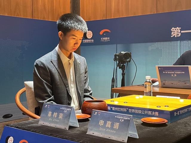 截至目前,辜梓豪今年世界大赛总战绩为10胜2负.