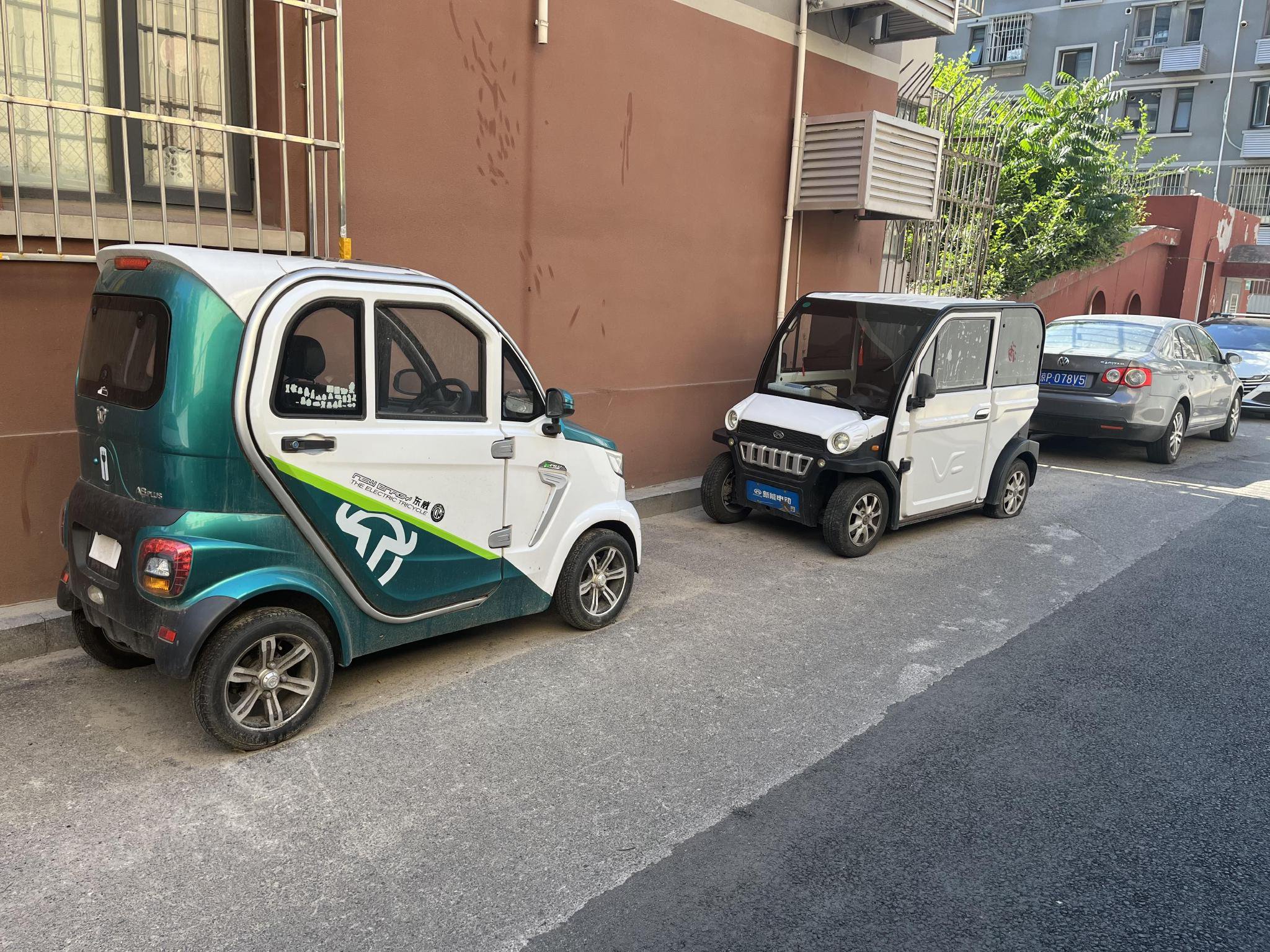 多年来被人们戏称为"老头乐"的老年代步车,因为其模糊的身份属性,监管