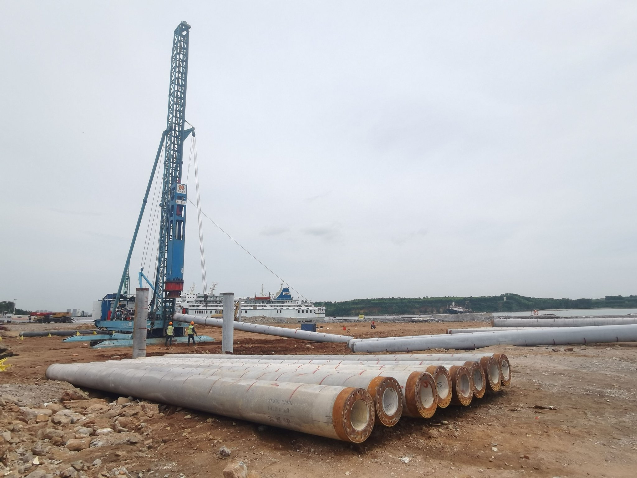 已全面铺开,船台区域已完成管桩施工320根,超过所需施打管桩总数的1/3