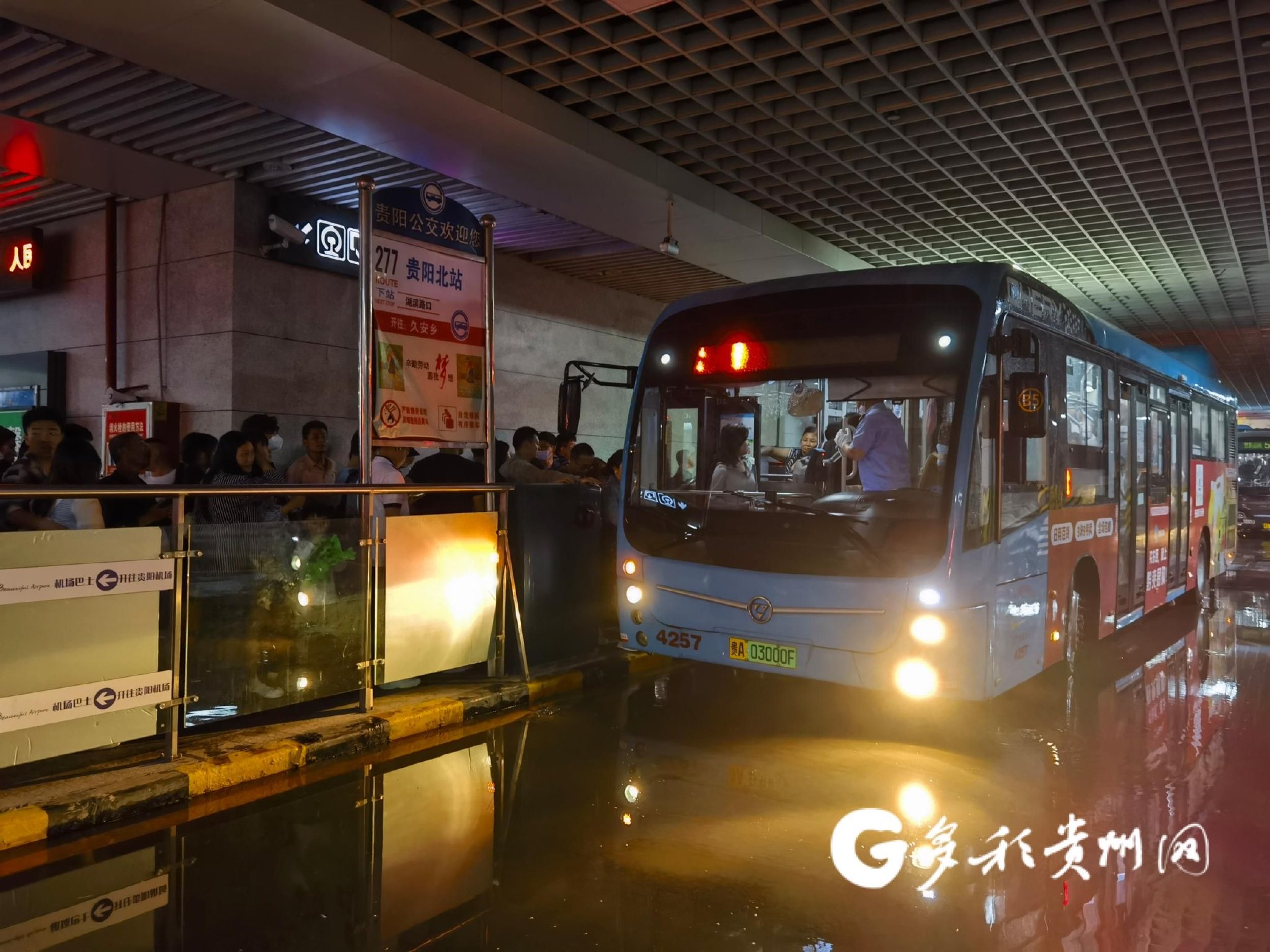 贵阳公交启动应急预案疏散贵阳北站滞留旅客|贵阳市_新浪财经_新浪网