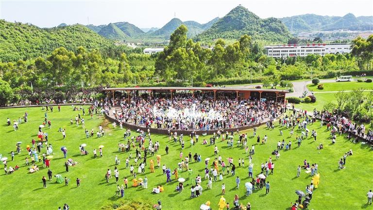 游人在义龙新区云屯生态体育公园中体验梦幻泡泡. 刘朝富 摄
