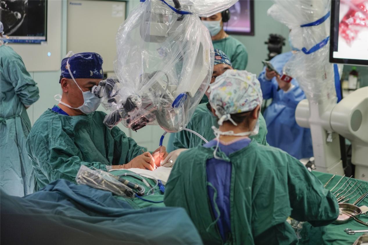 吴皓在进行切除侧颅底肿瘤手术