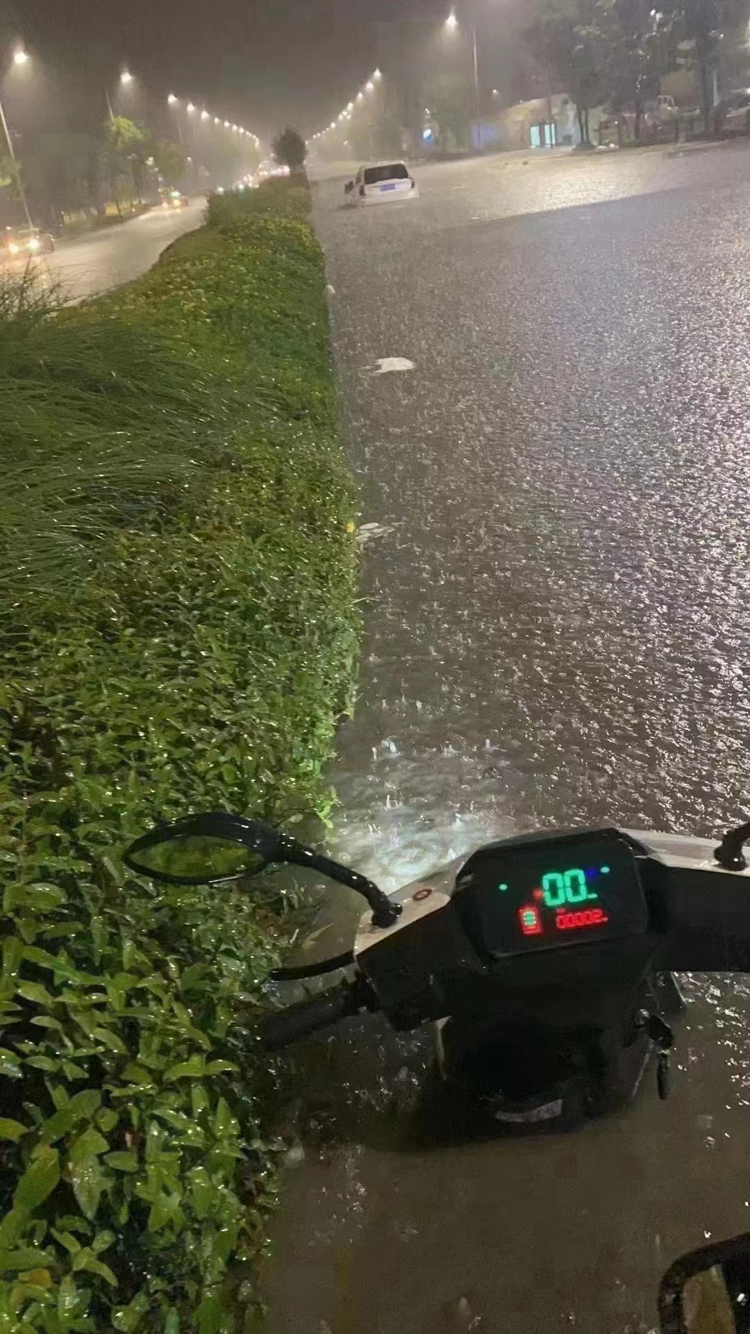 贵阳遭遇大暴雨,有城区发生城市内涝.图片来源:贵阳消防供图