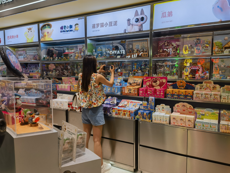 消费者正在店内选购盲盒.