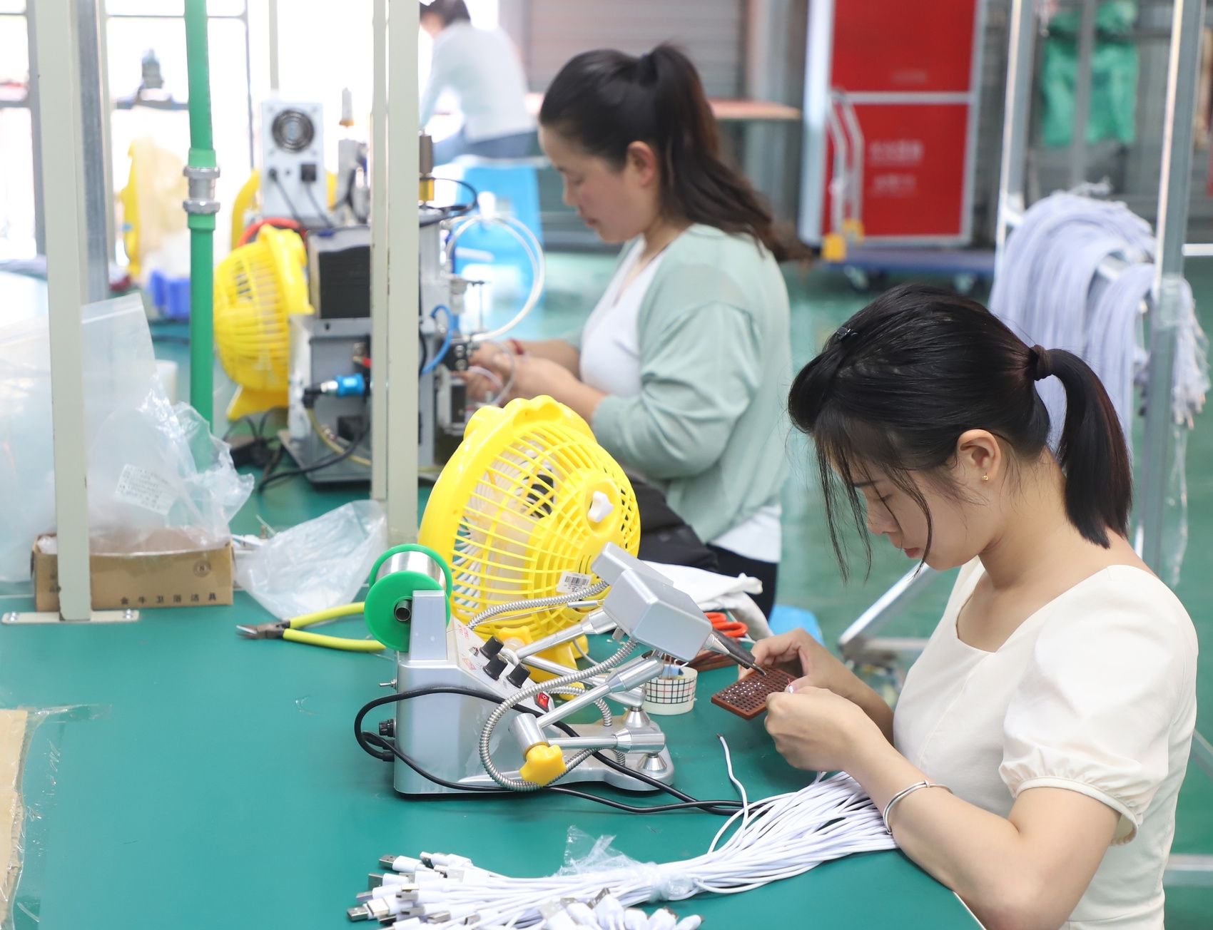 南深科技园内，南江县辉朗电子有限公司员工正在进行生产。（南江县委宣传部供图）