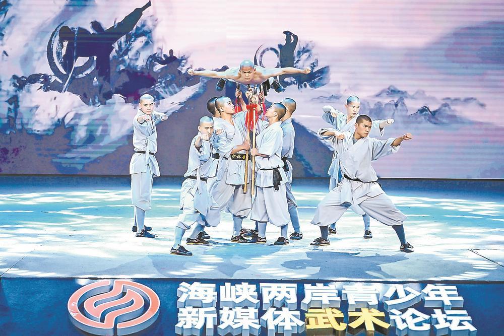 图为嵩山少林寺武僧团在表演.