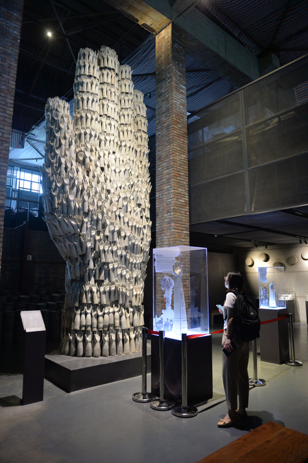 游客在参观景德镇陶瓷工业遗产博物馆(5月16日摄).