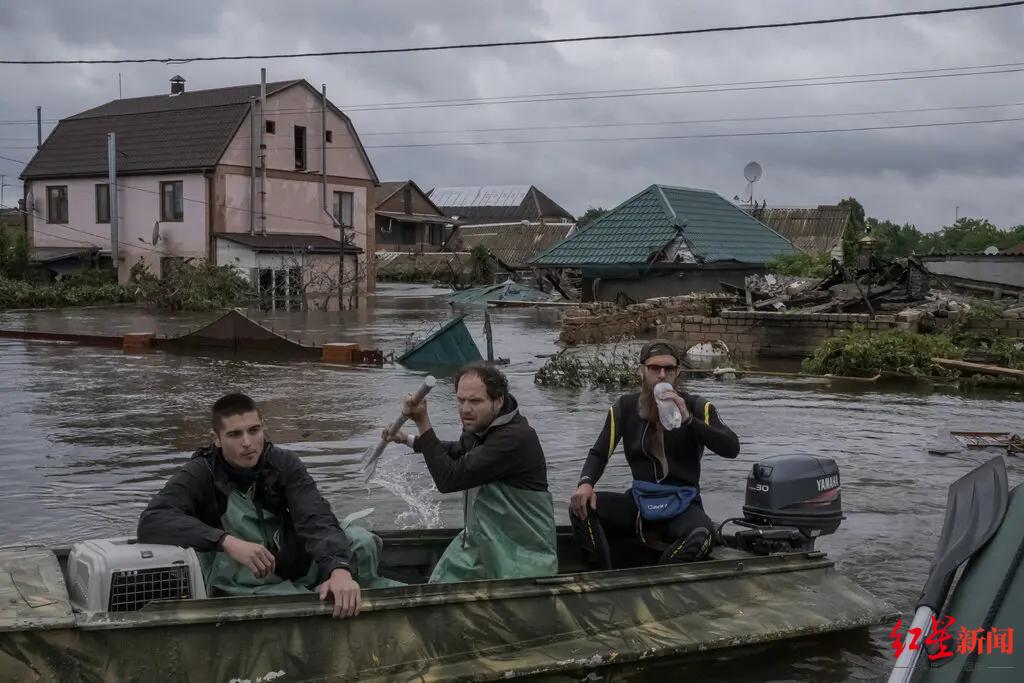 ↑卡霍夫卡大坝被毁后，救援人员在乌克兰赫尔松被洪水淹没的地区