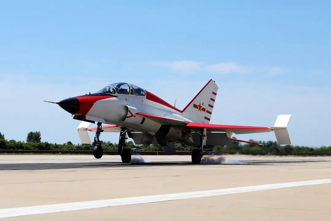 图片说明:执行考核任务的海山鹰已经是翼尖加装开裂式减速板的版本,其