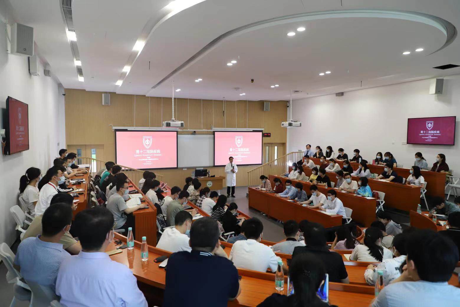 何裕隆在中山大学医学院为学生们上课.