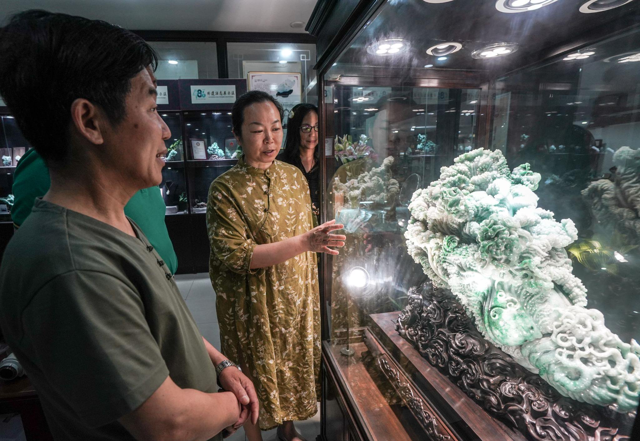 江苏省文化遗产项目扬州玉雕代表人时庆梅(右)在工作室与工艺美术师们