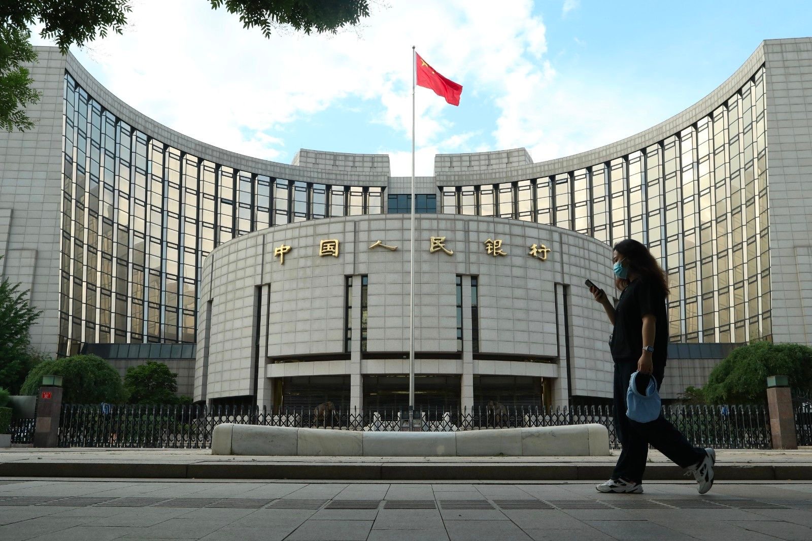 图为市民经过位于北京的中国人民银行.(图片由cnsphoto提供)