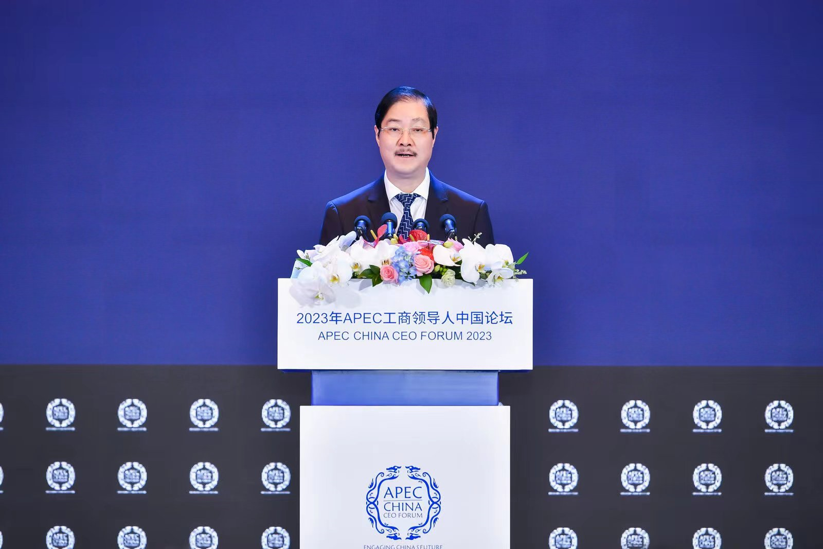 图为五粮液股份公司副董事长,总经理蒋文格在apec中国工商理事会成立