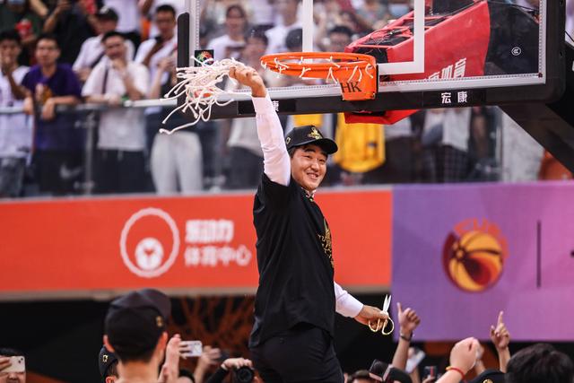 广工男篮主教练于广龙剪下篮网. 主办方供图