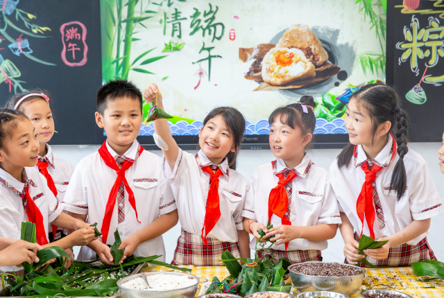 孩子在展示自己动手包的粽子.通讯员 翟慧勇 摄
