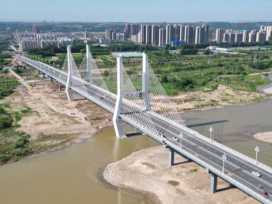 中铁一局七公司建成的陈仓渭河大桥是一座造型独特的双塔双索面斜拉