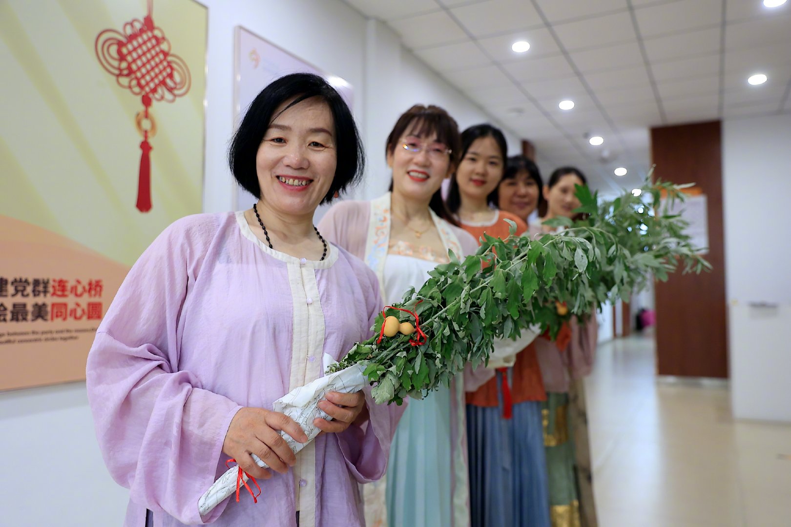 我们的节日|端午古韵 穿汉服佩香囊挂艾草_新浪财经_新浪网