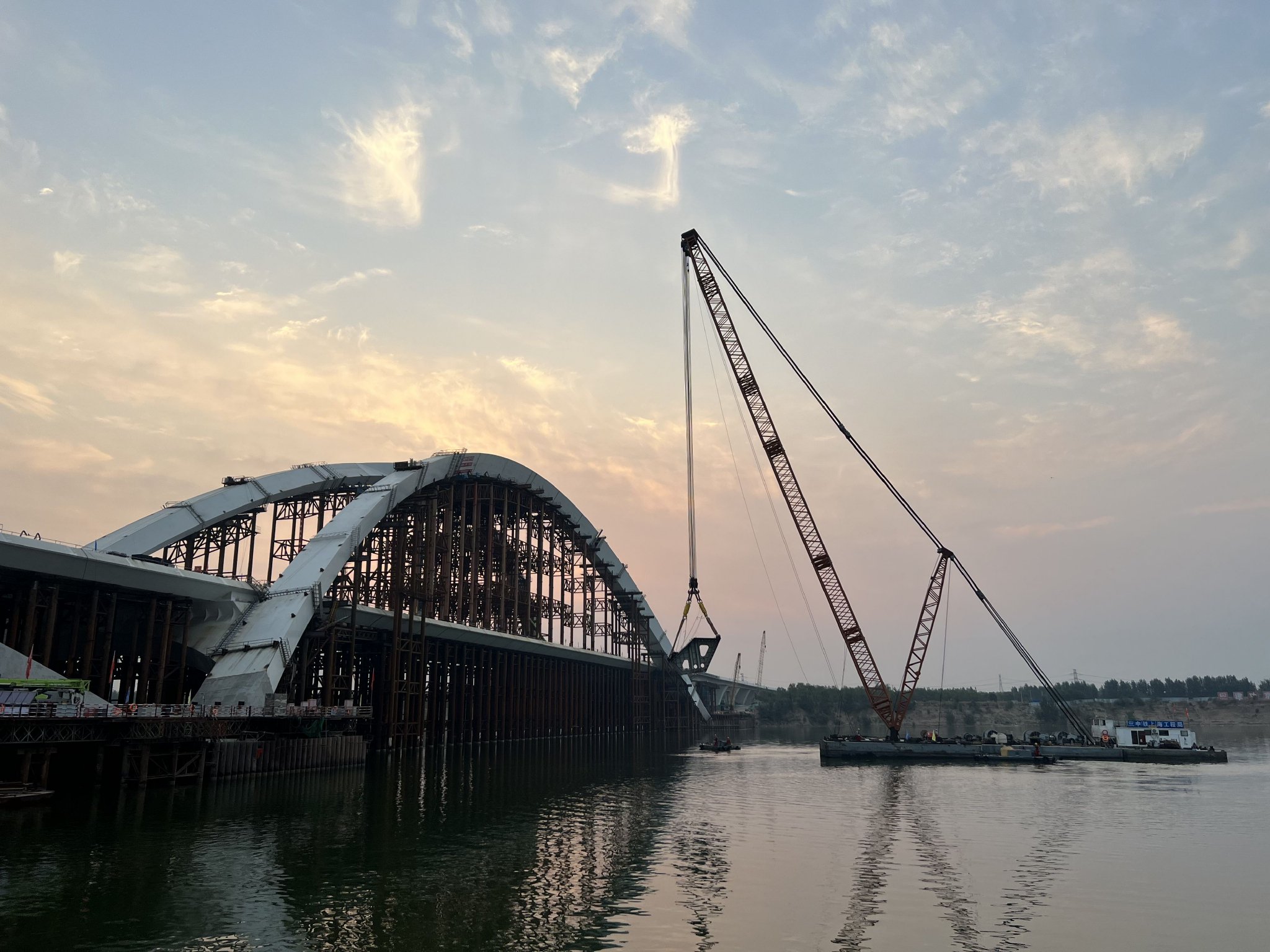 京雄大桥合龙大桥主桥采用飞燕式拱桥结构,桥梁拱肋和主梁均采用钢