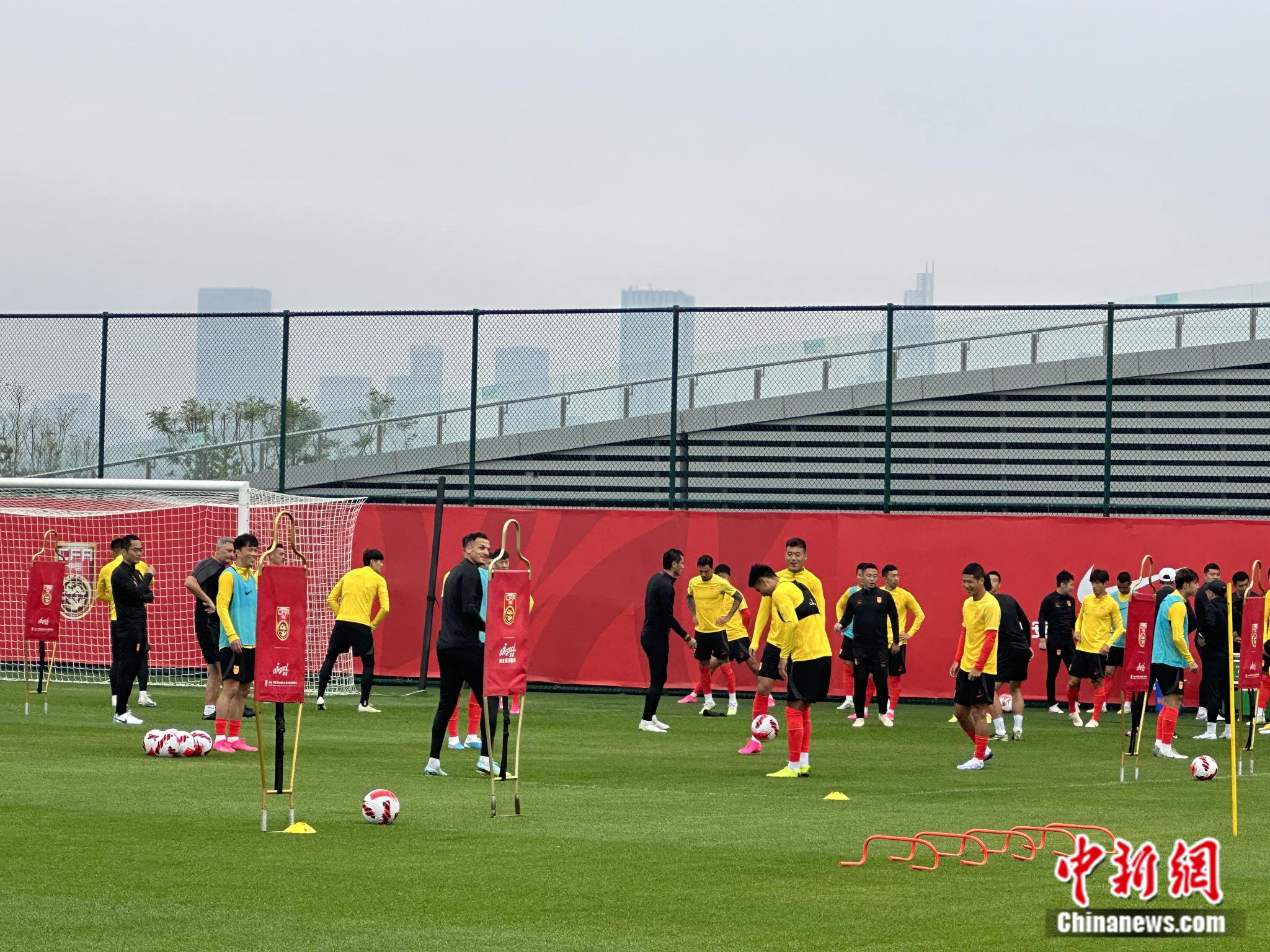国足赛前训练.中新网记者 卞立群 摄