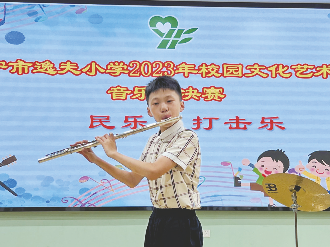 &nbsp;&nbsp;&nbsp;&nbsp;小乐手在艺术节音乐比赛中表演(校方供图)