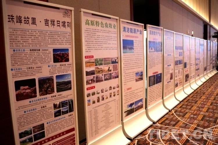 图为会场内陈列的展板,对日喀则各个产业发展现状作了详细描述 摄影