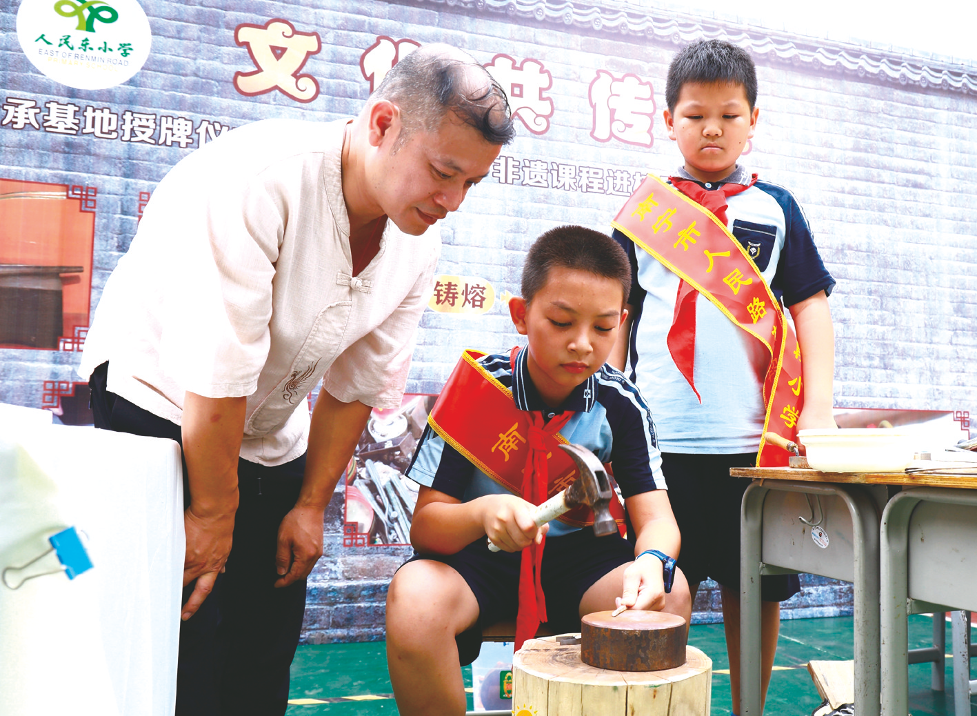 &nbsp;&nbsp;&nbsp;&nbsp;非遗传承人李贵荣师傅(左一)现场指导学生