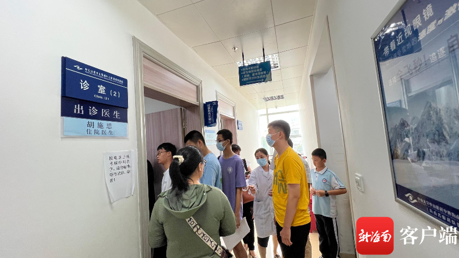 6月19日下午,海南省眼科医院近视屈光专科门诊,检查完后的学生们排队