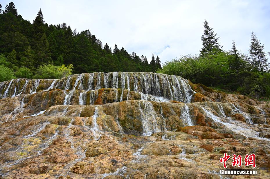 图为飞瀑流辉风光.安源摄