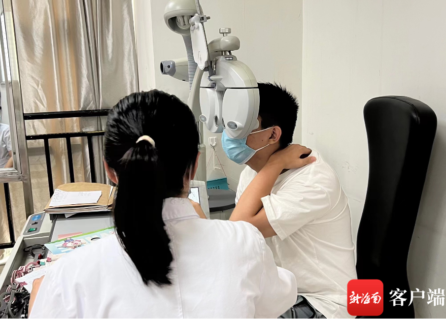 一位学生在做术前检查.记者 王洪旭 摄