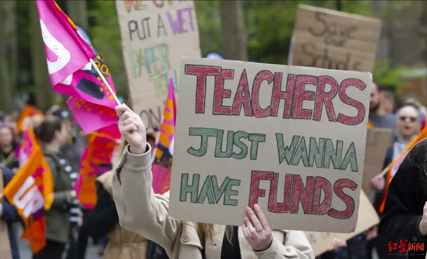 ↑英国教师举行罢工活动