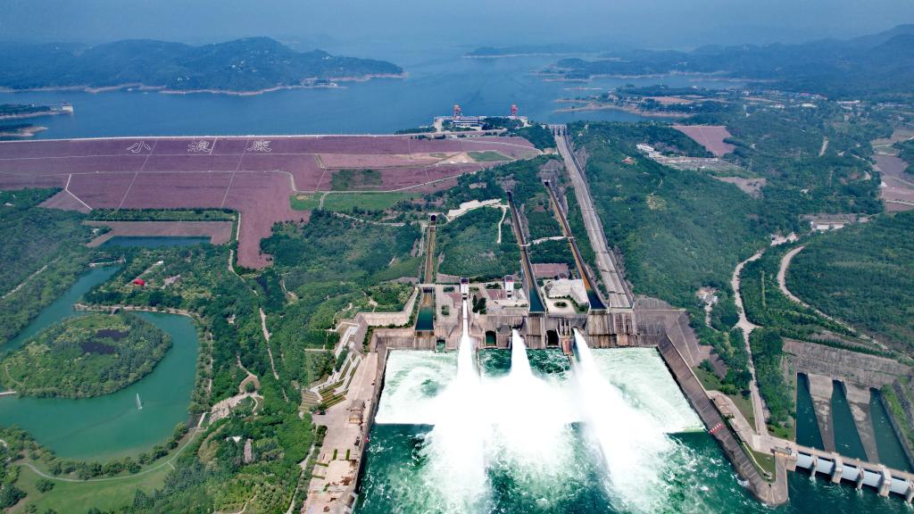 黄河小浪底水利枢纽.新华社记者刘诗平 摄