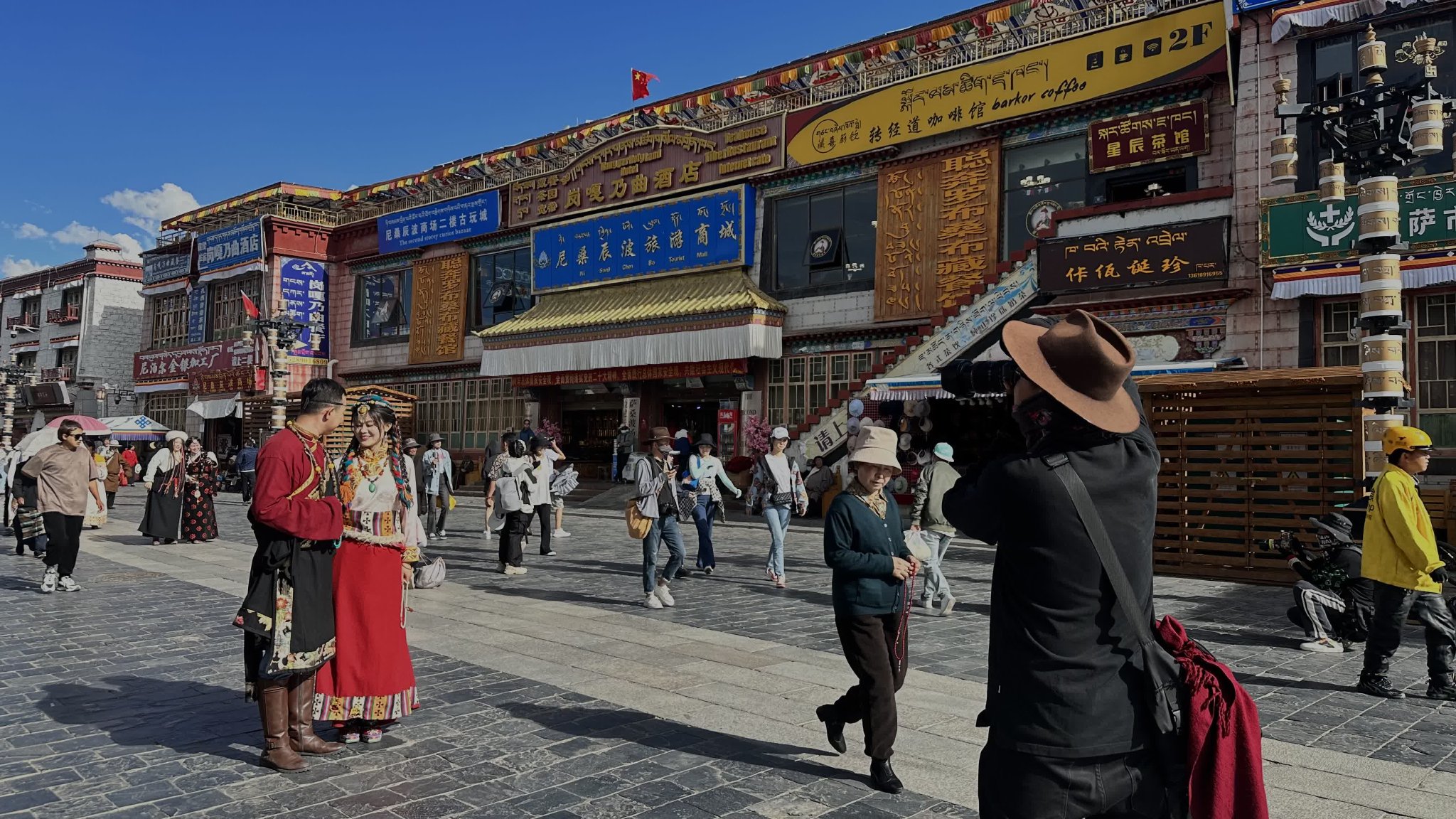 拉萨八廓街上,游客在拍摄藏服写真.中新网记者 朱延静 摄