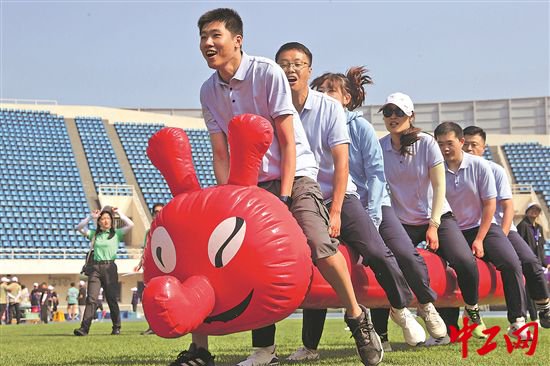 趣味类项目欢乐毛毛虫比赛中.工人日报-中工网记者 蔚可任 摄