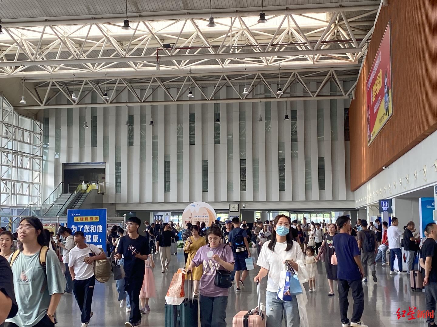 成都东站汽车客运站迎客流高峰预计端午假期发送旅客超7万人